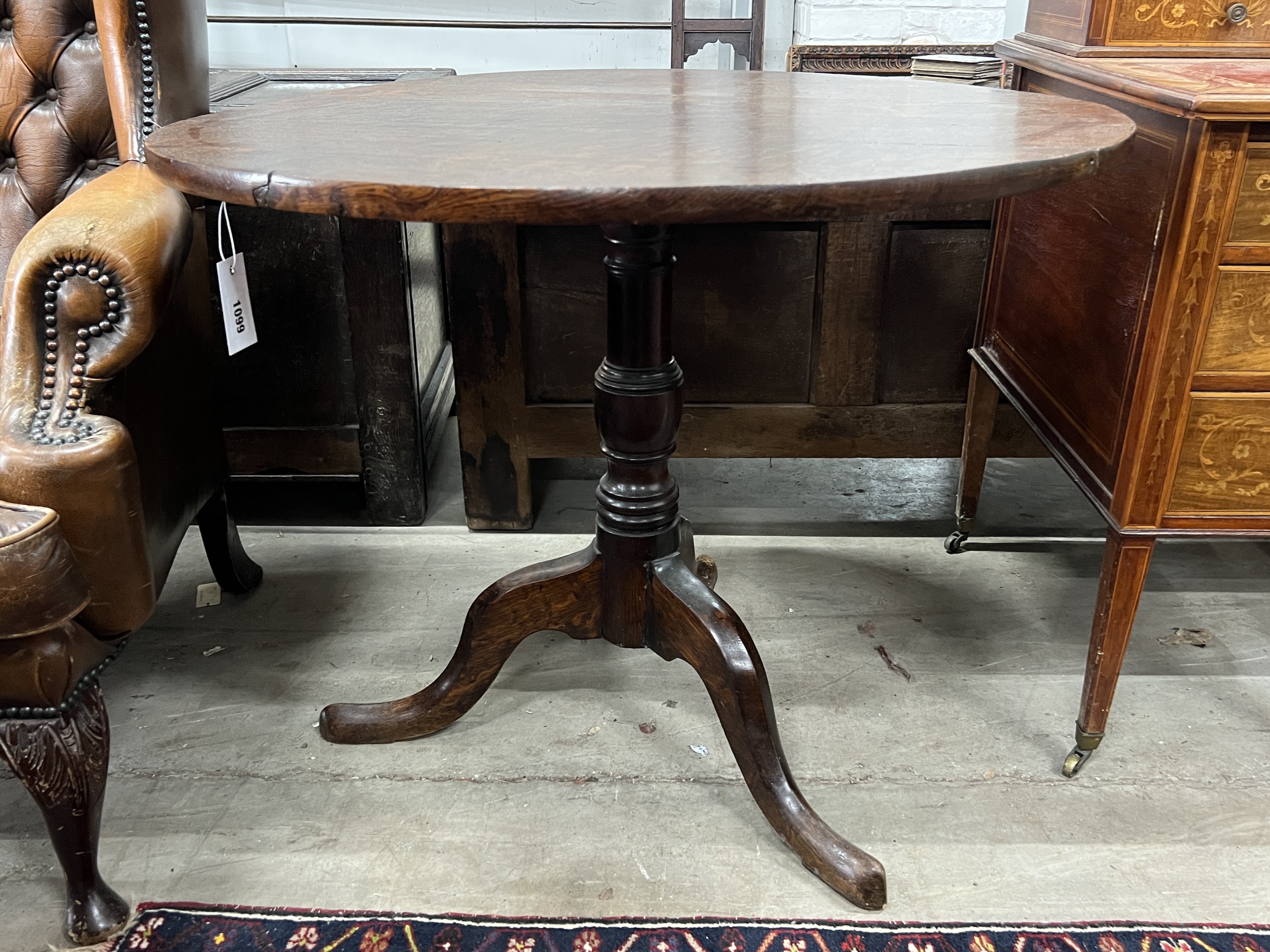 A George III circular oak tilt top tea table, diameter 87cm, height 69cm